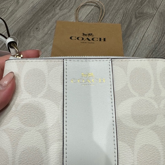 NWT Coach Wristlet - Picture 6 of 12